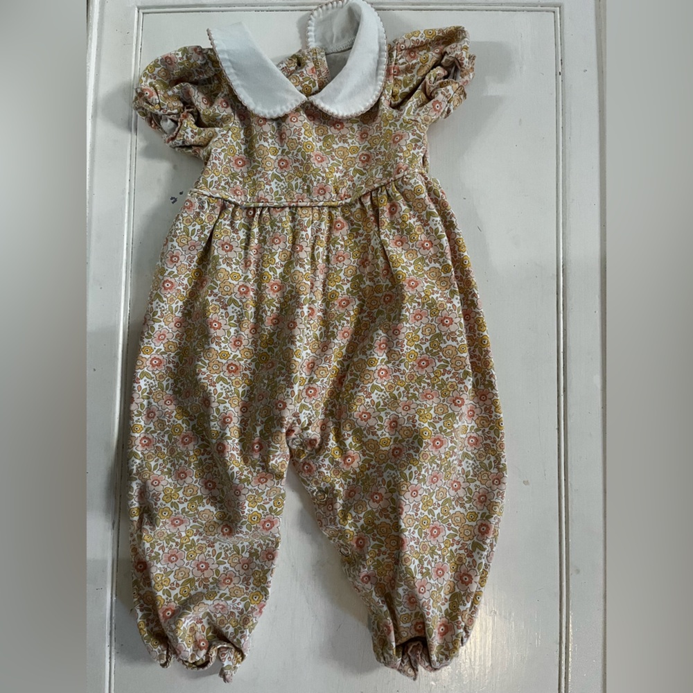 Adorable romper w collar